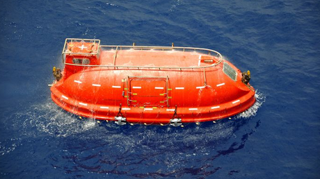 Differences between a lifeboat and a life raft.png
